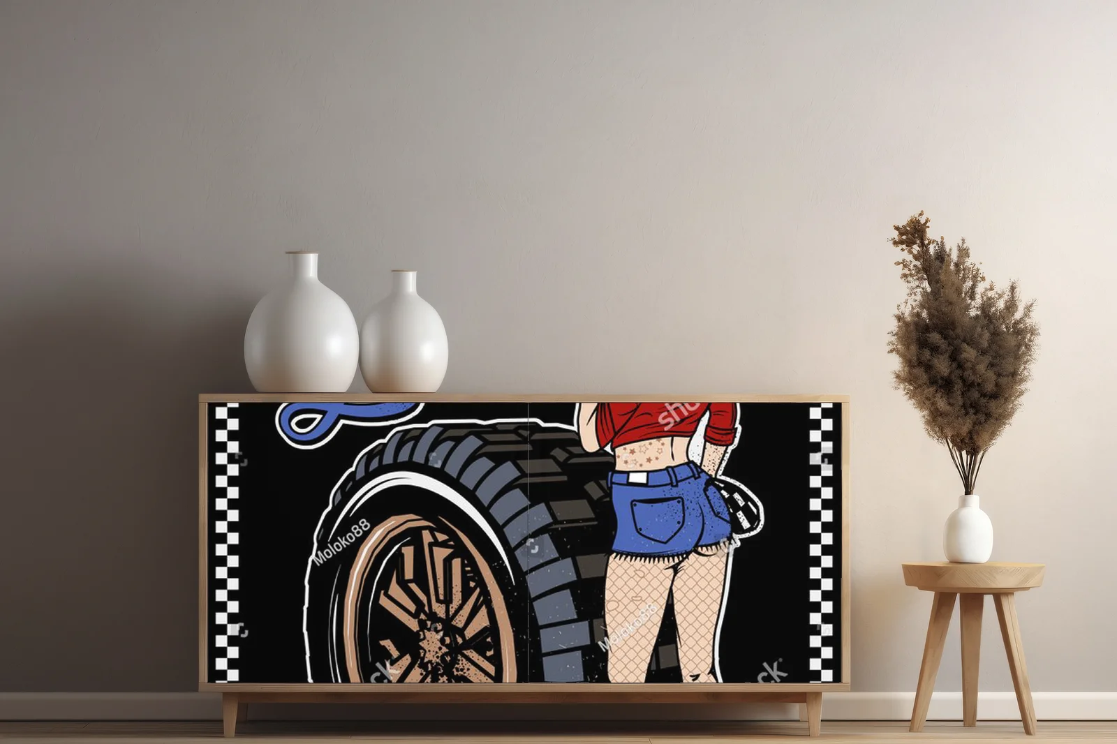 Energiczna pin-up dziewczyna na tle motocyklowego szaleństwa