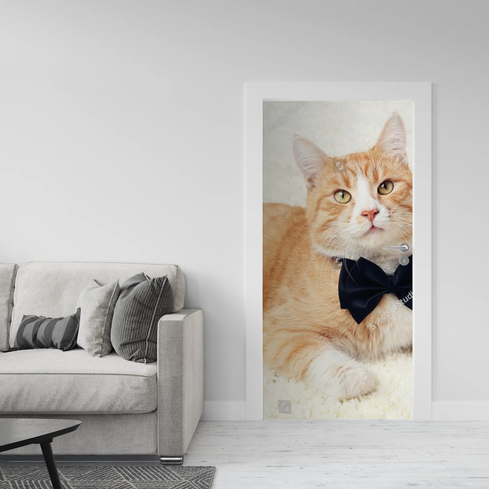 Gingerowy kot z czarną muszką na beżowym tle