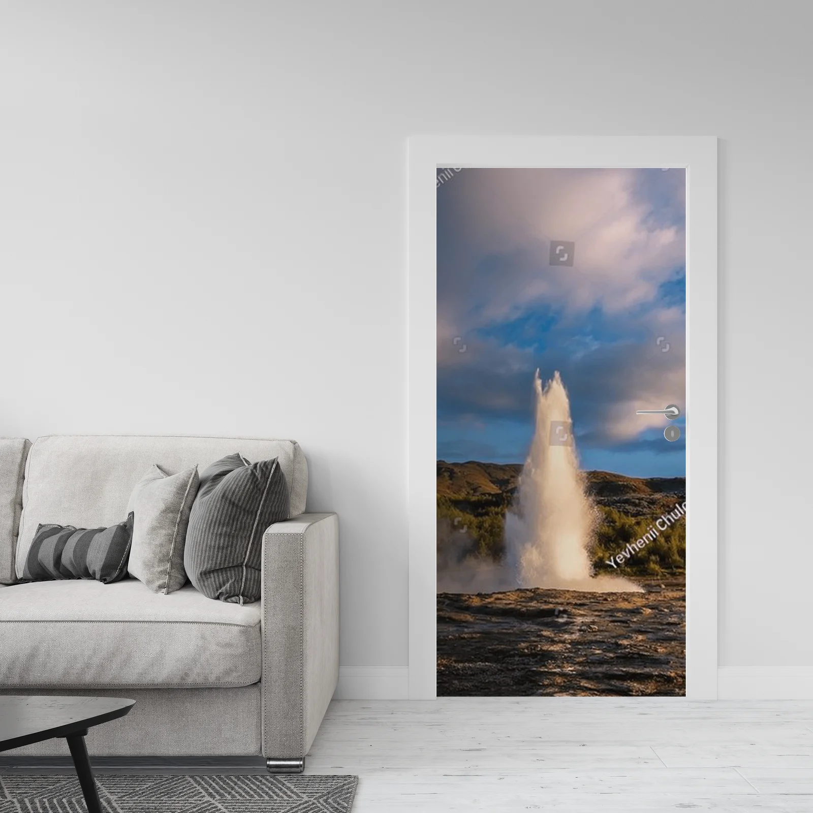 Zjawiskowa erupcja gejzeru Strokkur w zachodzącym słońcu