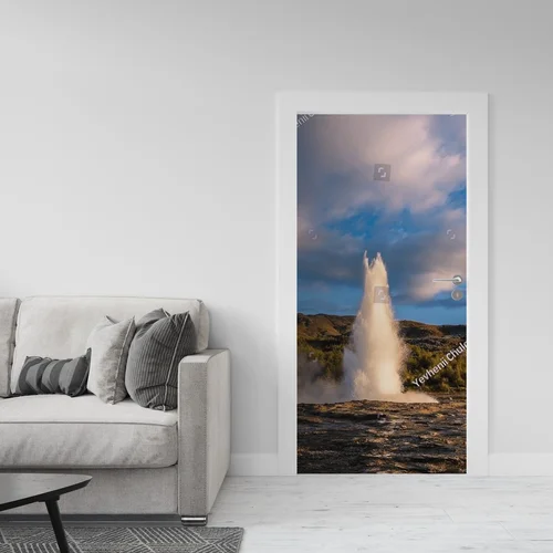 Zjawiskowa erupcja gejzeru Strokkur w zachodzącym słońcu