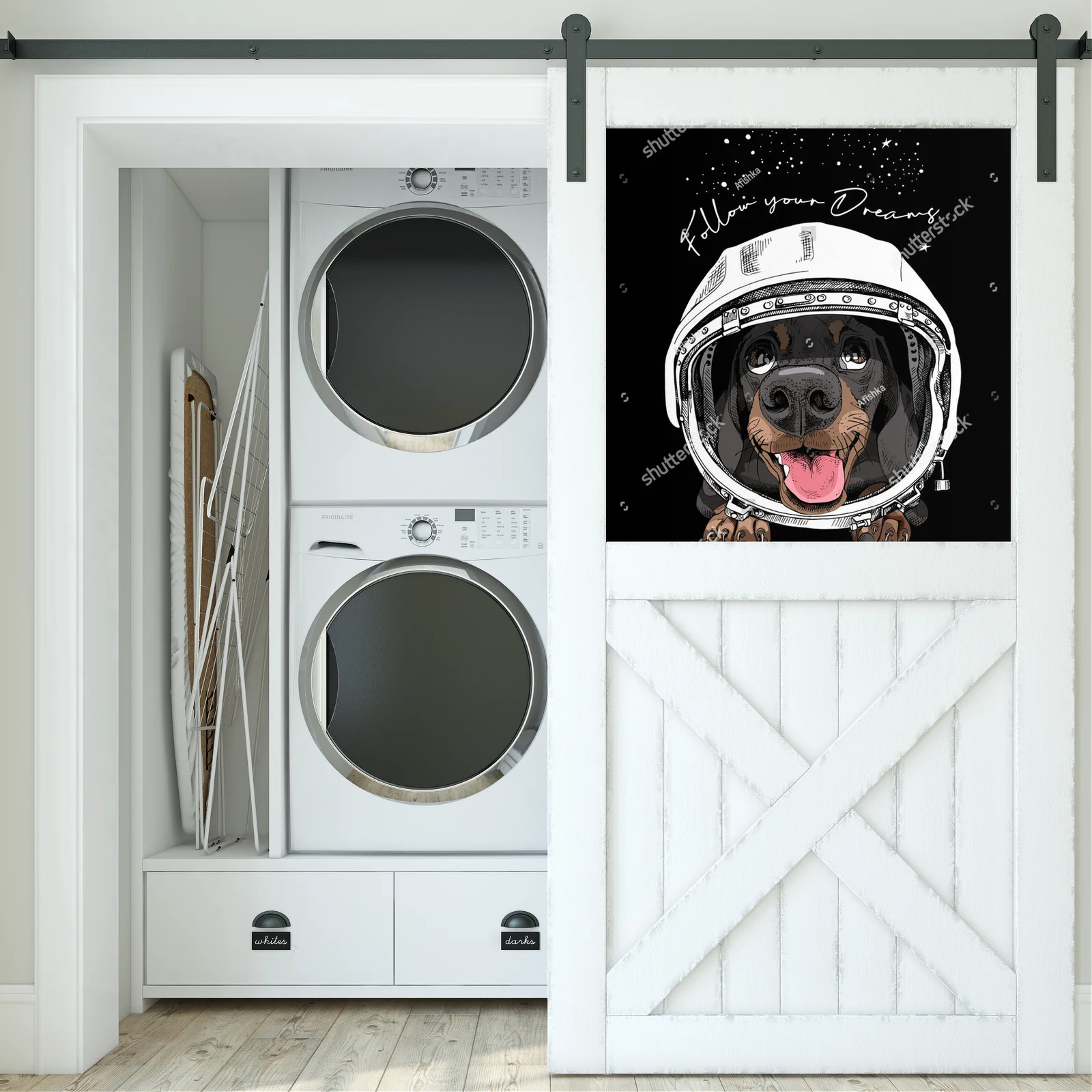 Zabawny jamnik w retro hełmie astronauty