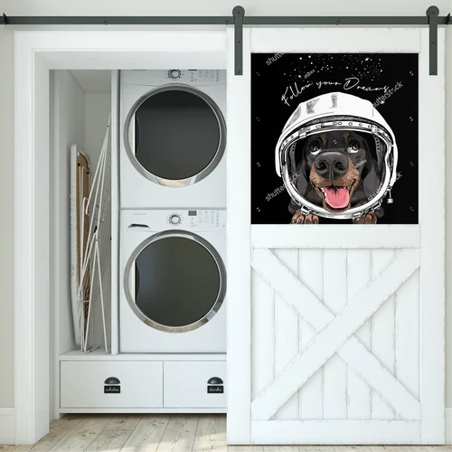 Zabawny jamnik w retro hełmie astronauty