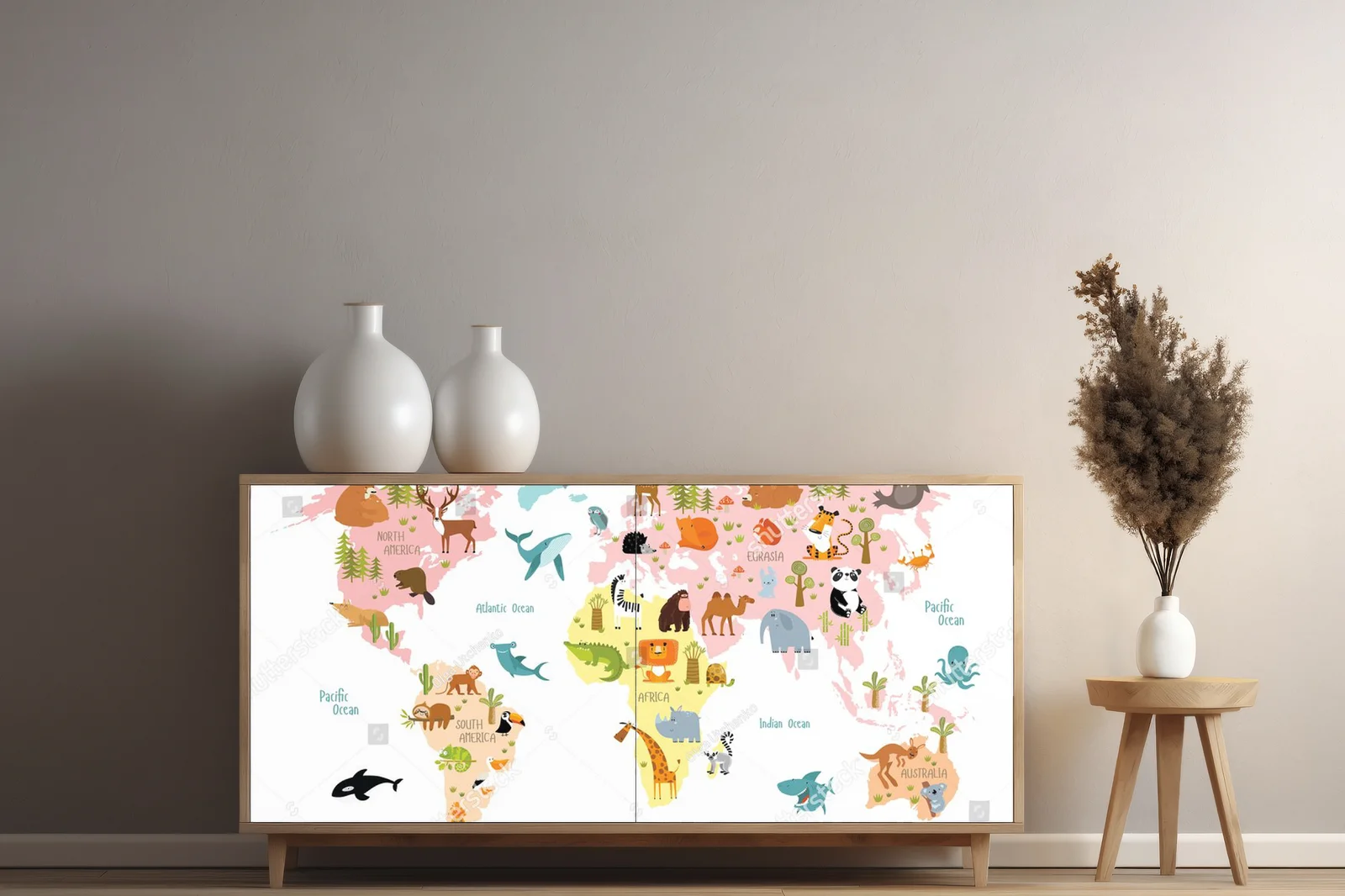 Kolorowa mapa świata z bajkowymi zwierzętami
