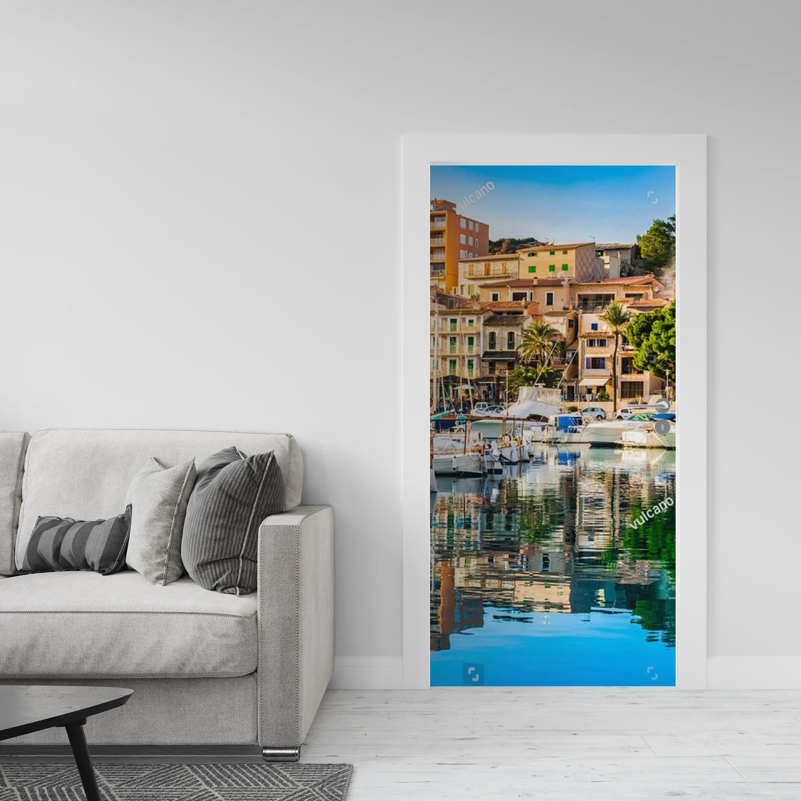 Idylliczny Port de Soller w błękicie Morza Śródziemnego