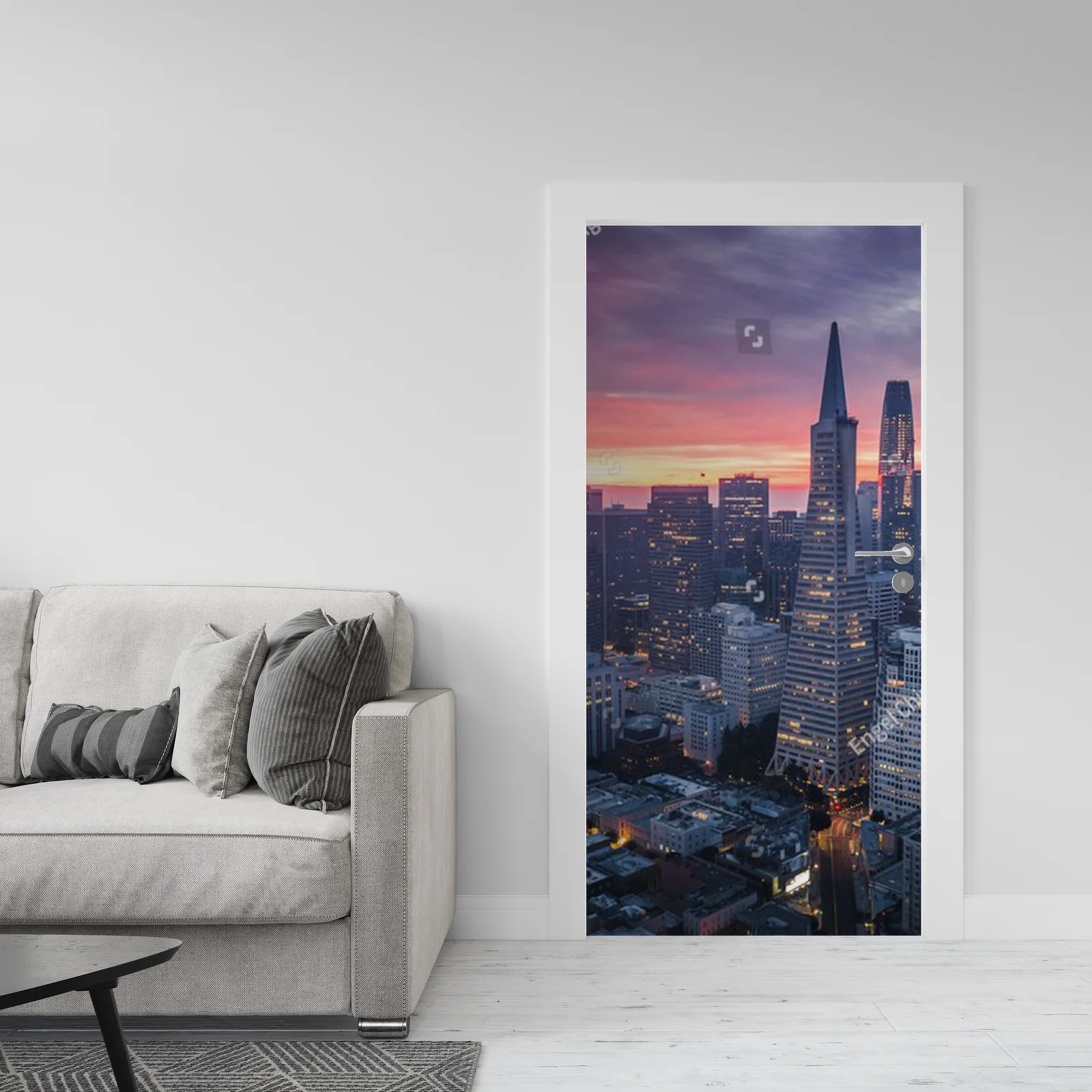 San Francisco Skyline o poranku z dramatycznymi chmurami