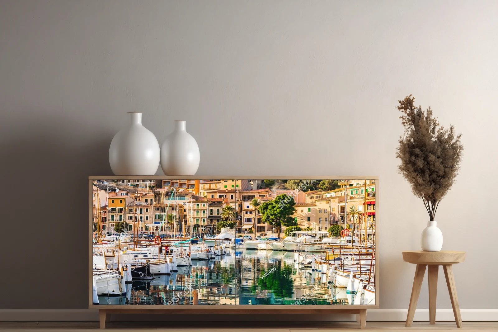 Idylliczny Port de Soller w błękicie Morza Śródziemnego