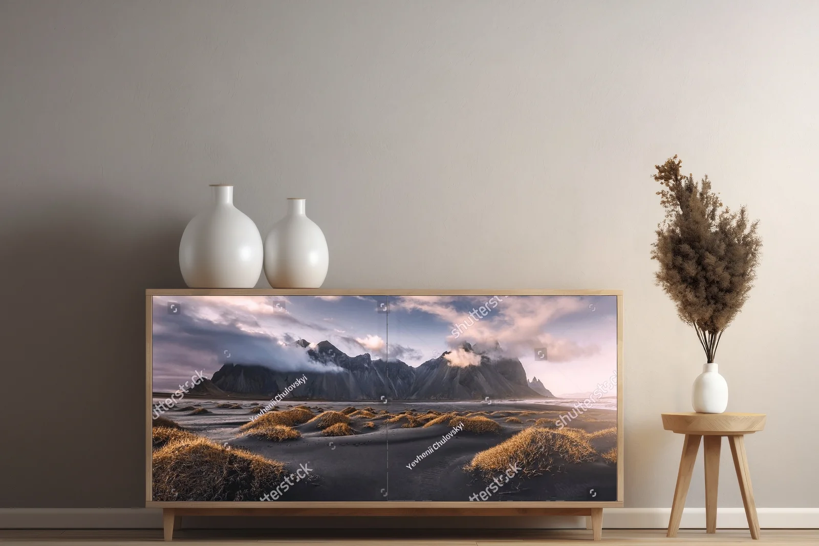Epicka sceneria gór w obliczu szalejącego oceanu