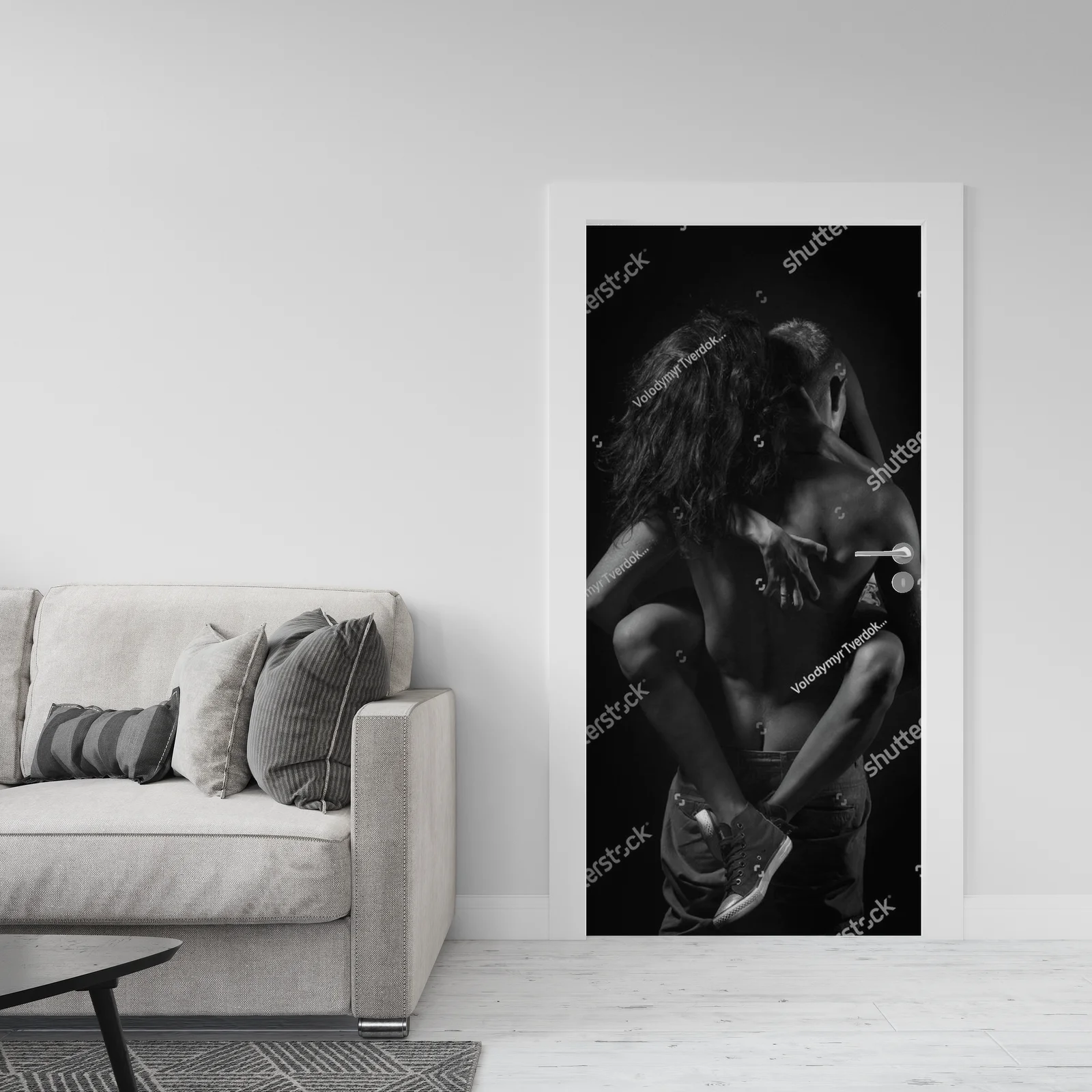 Intymna aranżacja miłości w monochromatycznej scenerii