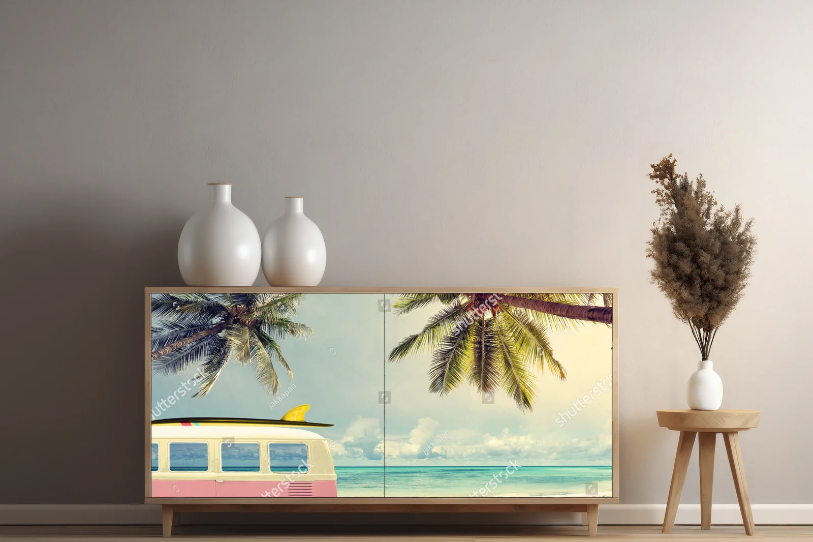 Retro samochód na plaży z deską surfingową