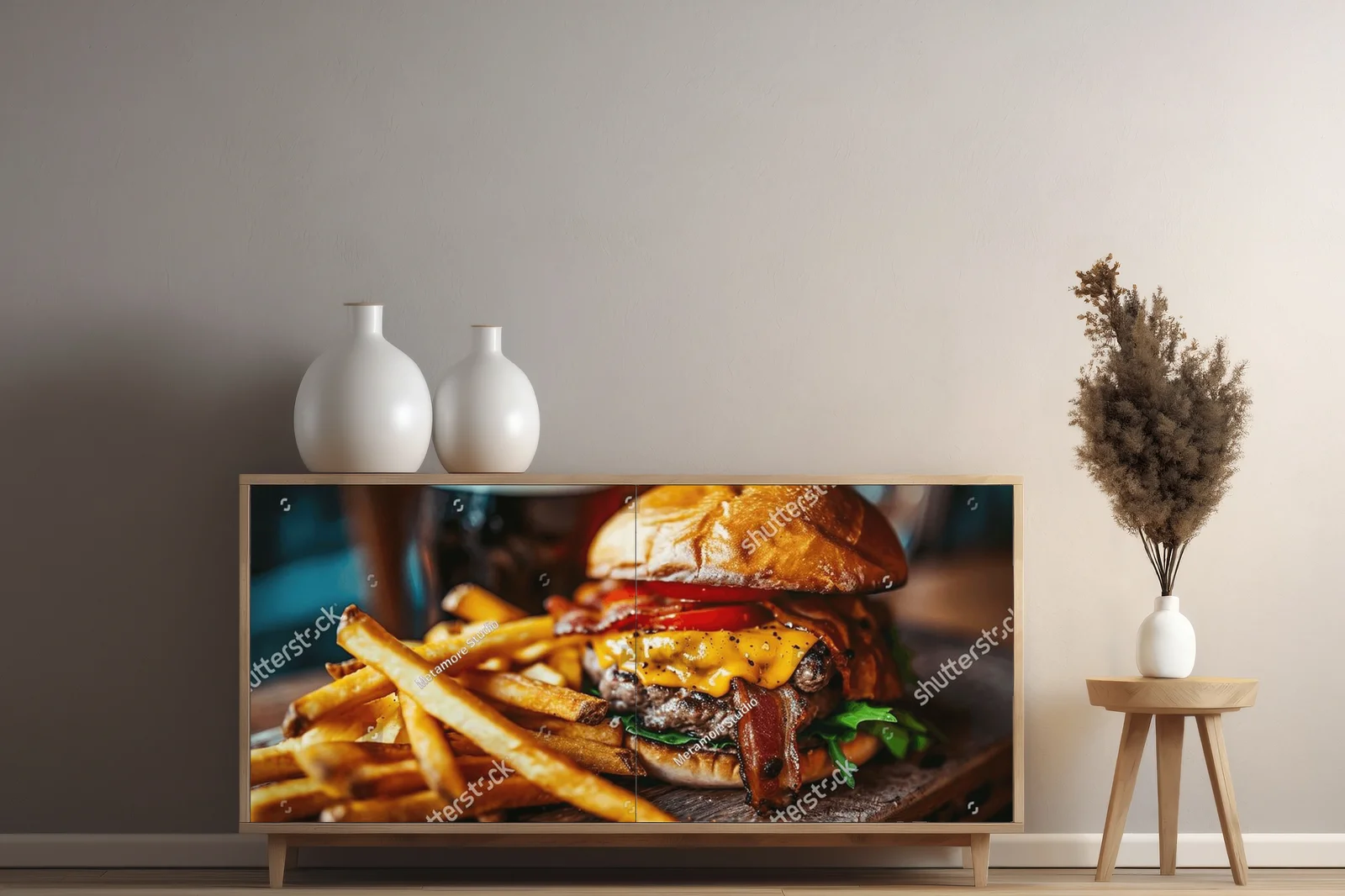 Soczysty burger w otoczeniu smaków i kolorów