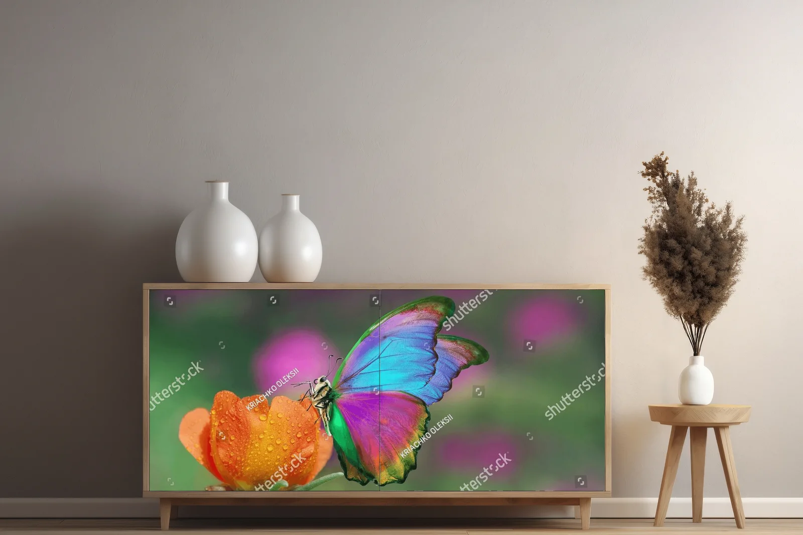 Kolorowy motyl na pomarańczowym kwiecie