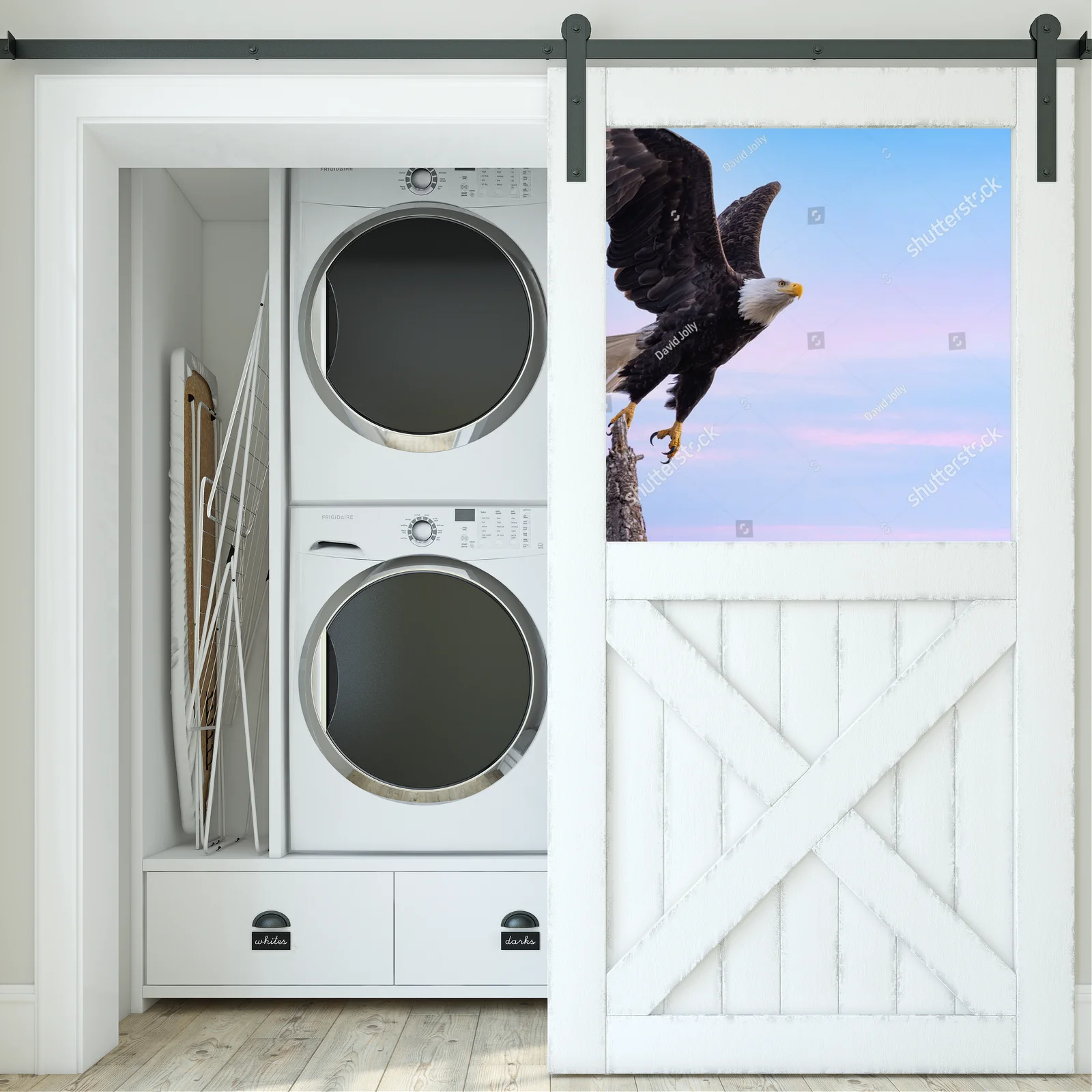 Bald Eagle w majestatycznym locie na niebieskim tle