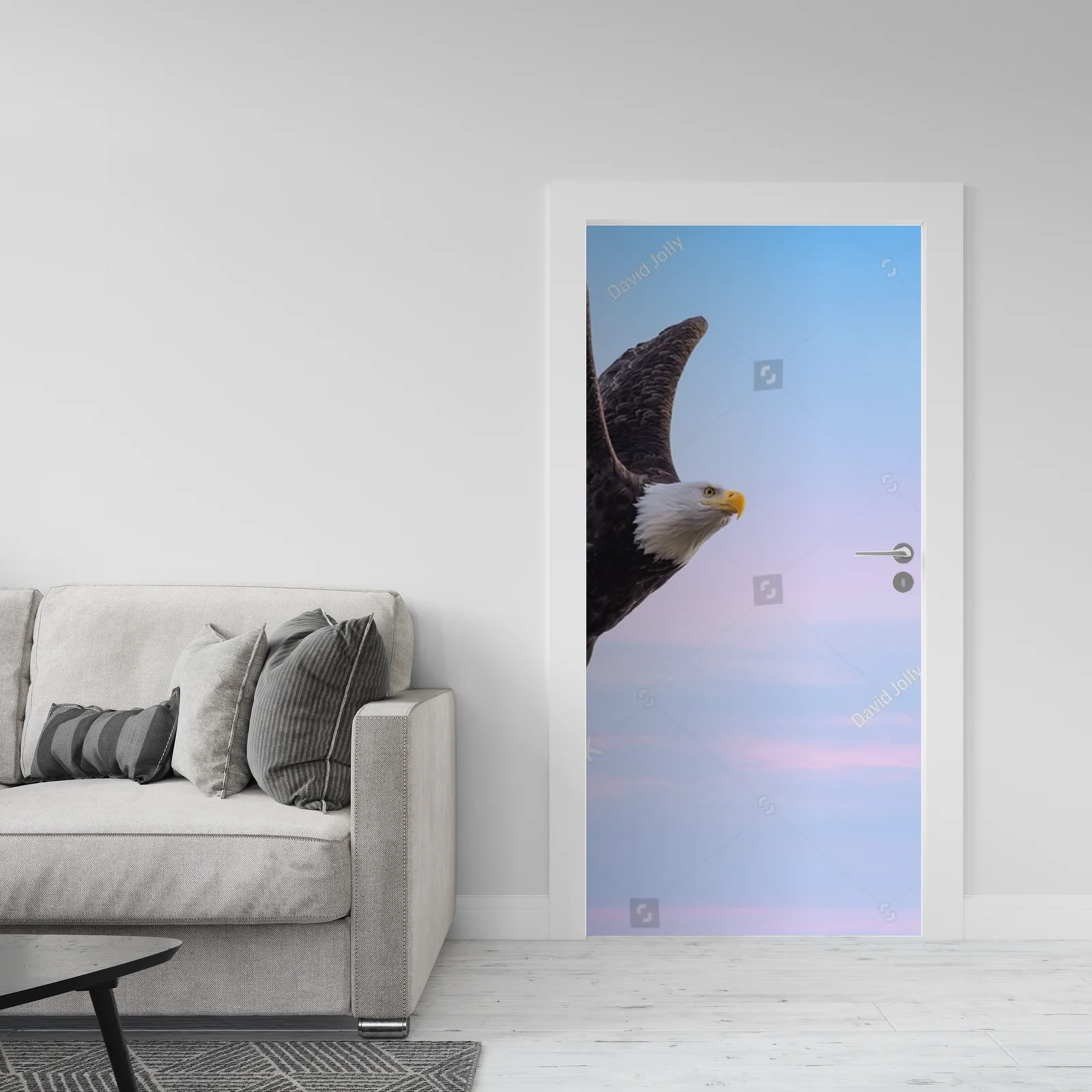Bald Eagle w majestatycznym locie na niebieskim tle