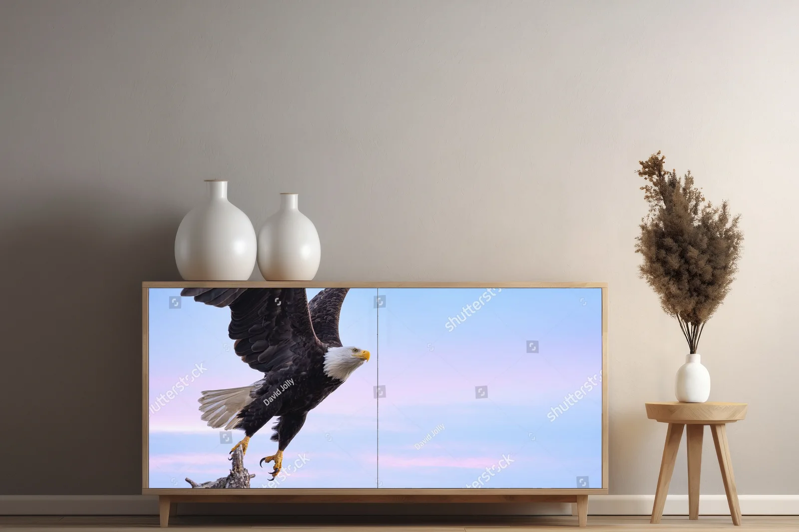 Bald Eagle w majestatycznym locie na niebieskim tle