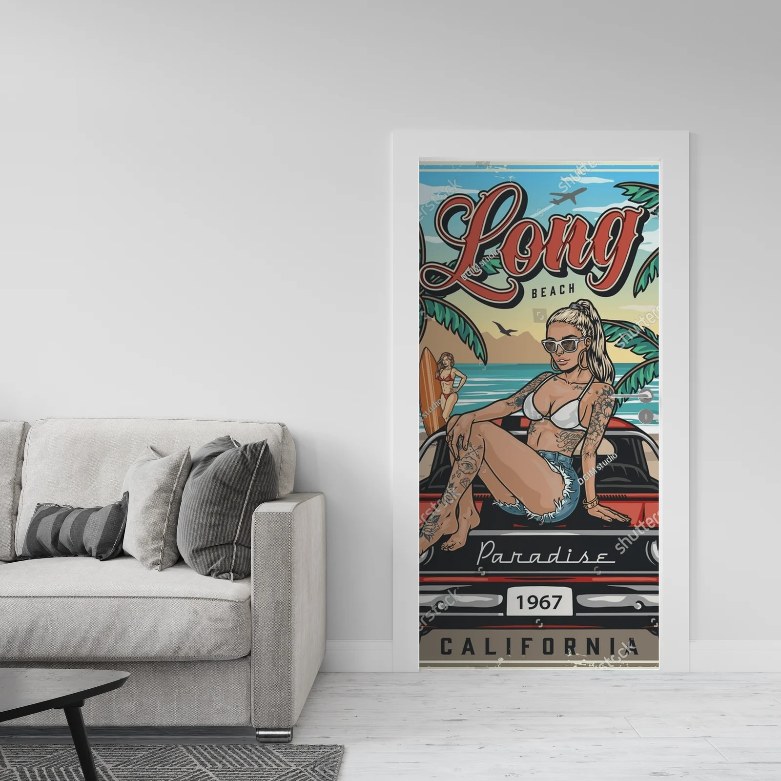 Kolorowy plakat z kobietą na dachu auta