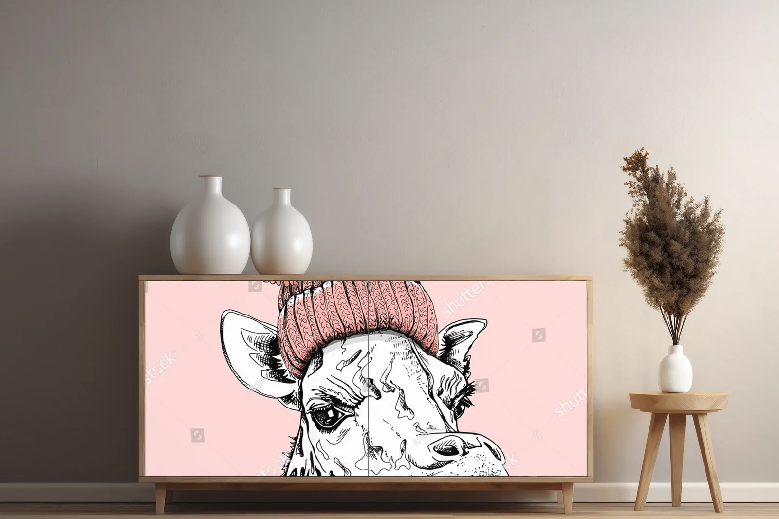 Funky żyrafa w różowej czapce z pomponem