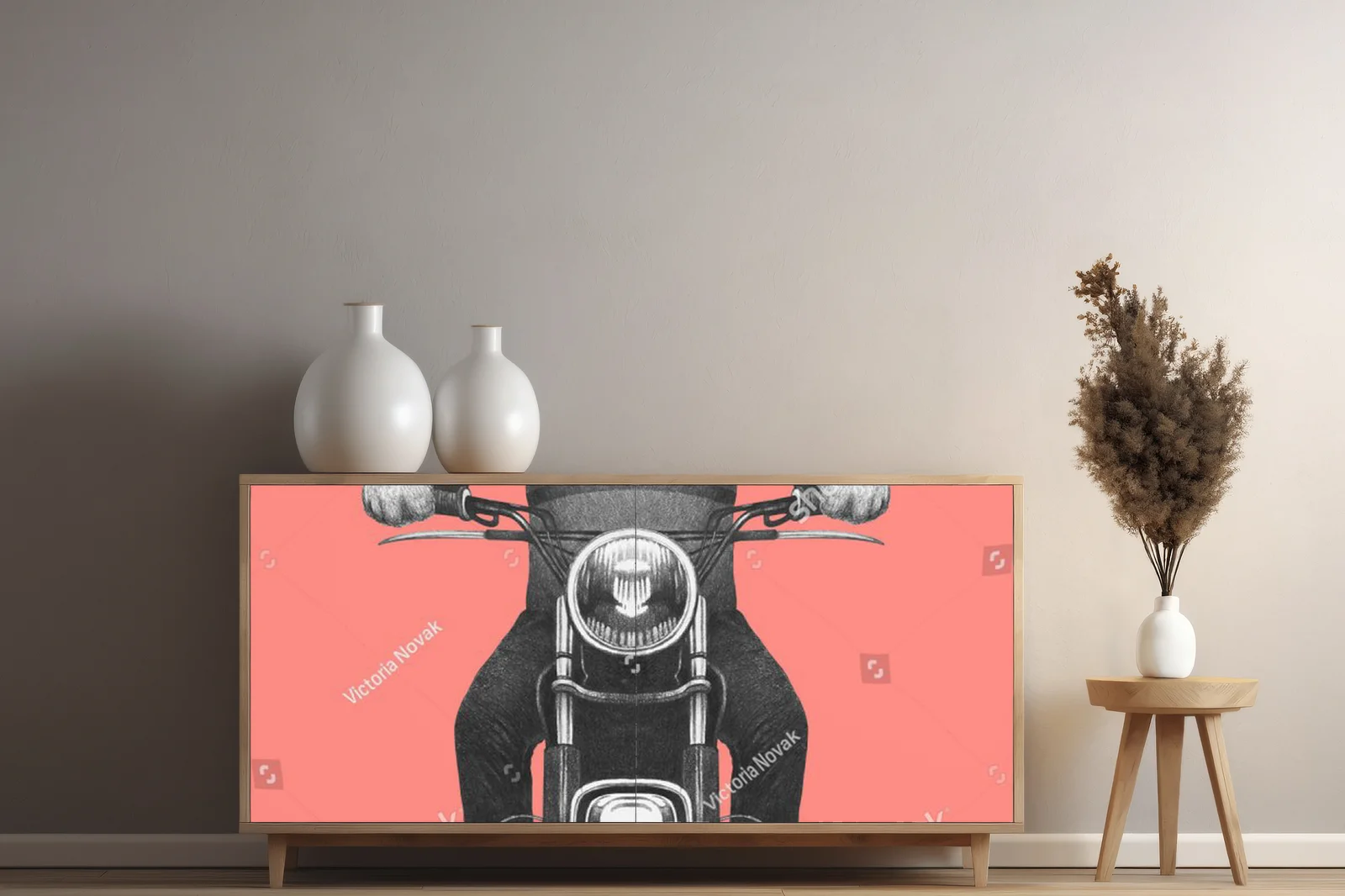 Uroczy Pomeranian na motocyklu w różowej aurze